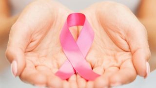 手里拿着粉红色的丝带