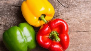 不同类型的甜椒和辣椒的辣椒在一张木桌上