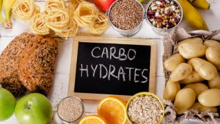 四面被食物包围的碳水化合物标识牌