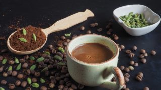 一杯黑豆蔻咖啡,加入咖啡粉,豆蔻豆荚和咖啡豆