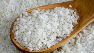 凯尔特海盐铺在桌子上