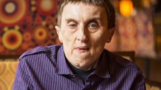 一个人看着摄像机