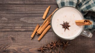 一杯柴茶点缀着八角茴香和肉桂棒