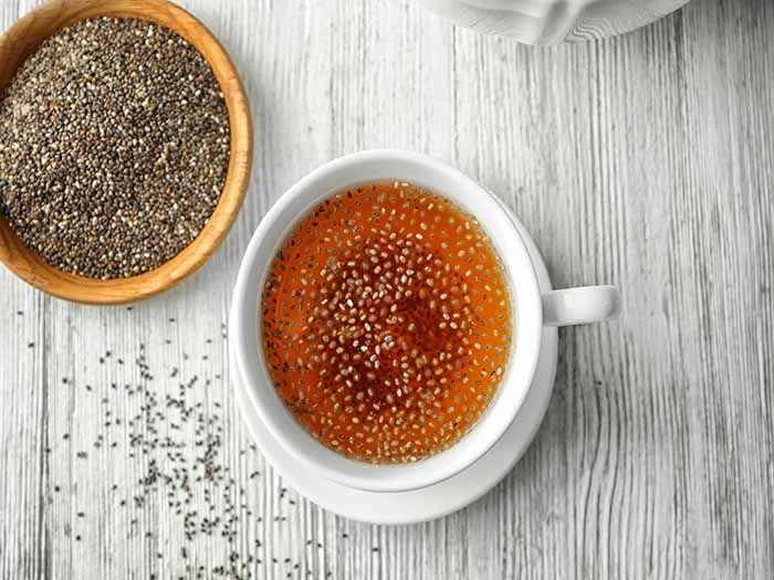 嘉明子茶的扁平奠定PIC保持奇异子碗旁边桌子上的顶