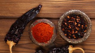 整只墨西哥辣椒,辣椒粉和碎辣椒片