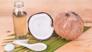 椰子油一瓶保持椰子旁边