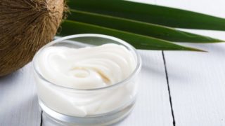 用椰子油在碗里制成的乳液,背景是椰子