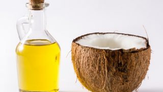 一瓶油和半个椰子