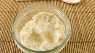 一碗含椰子油糖磨砂膏