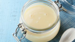 一个浓缩牛奶容器的特写镜头