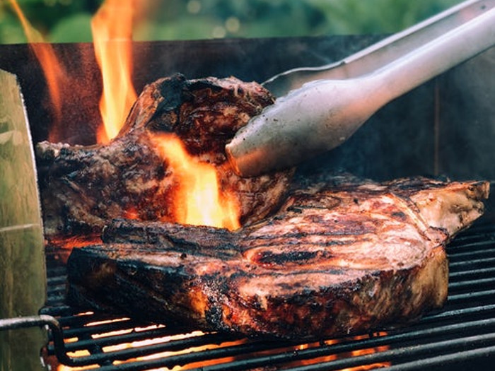 在户外烧烤时做牛肉