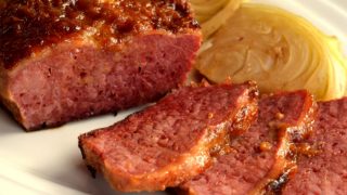 咸牛肉和白菜上的白色菜