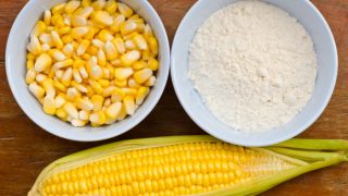 整粒玉米,玉米粒和玉米粉放在碗里
