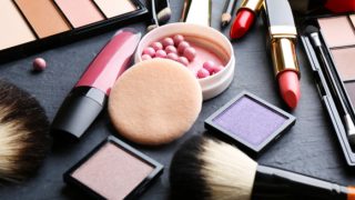 化妆产品包括口红、眼影、腮红、古铜色化妆品和化妆刷