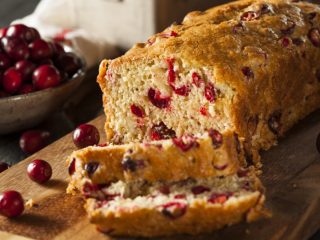 cranberrybread 蔓越莓面包和几个片的旁边柜台上的小红莓