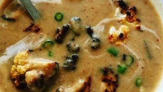 美味的奶油花菜汤,配上白碗里香脆的菜花面包丁