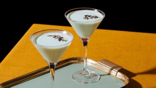 两块鸡尾酒杯蚱蜢用crémede menthe制作