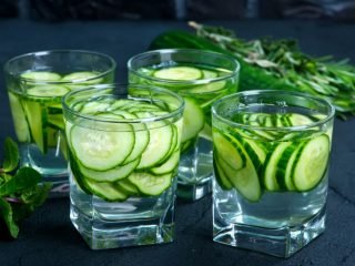 cucumberwater 四个玻璃充满黄瓜灌输水