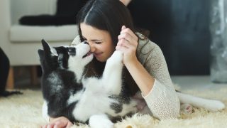 一个拥抱着她的狗的女人
