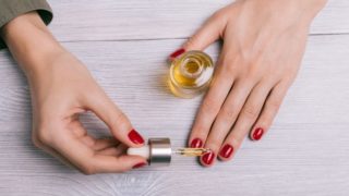 将角质层油给她一个女人修剪指甲