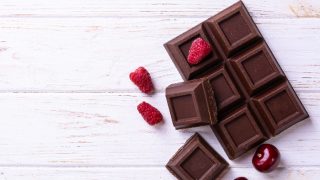 碎巧克力片,樱桃和覆盆子,白色背景