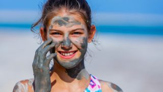 一个脸上敷着死海泥的年轻女孩