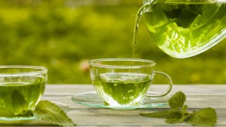 往杯子里倒茶的人