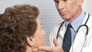 医生与他的白喉症状患者检查