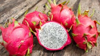 刚切好的未切好的龙果放在木桌上