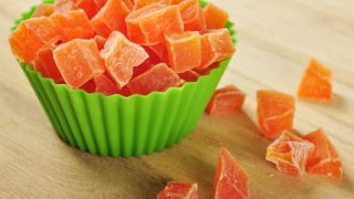 盛满木瓜干的绿色碗