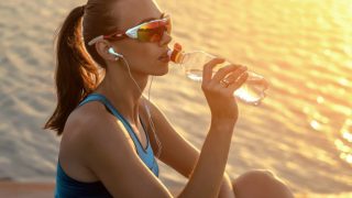 锻炼后喝水的女人