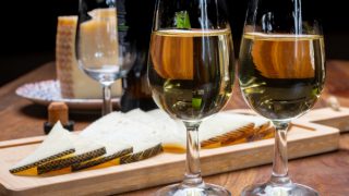 雪利酒在酒杯与盛肉盘的盛肉盘