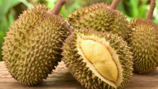 木桌上的新鲜成熟榴莲