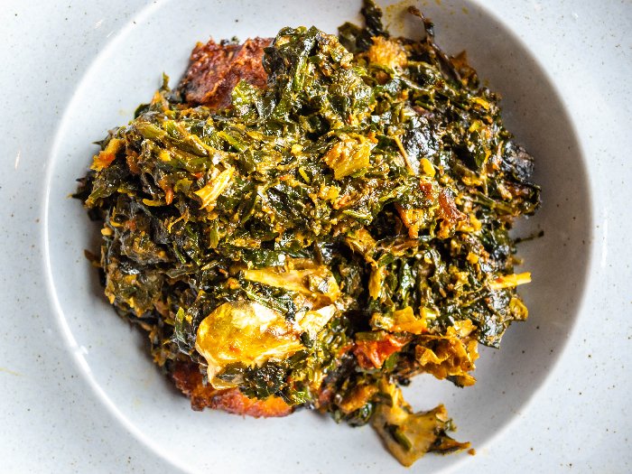 尼日利亚食物,一份蔬菜Egusi汤在一个白色的盘子里