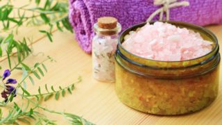 一个碗和一瓶泻盐,还有毛巾和叶子