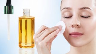 一名年轻女子因在脸上涂抹精油而饱受粉刺之苦