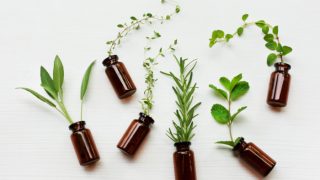 六瓶白色表面的草药