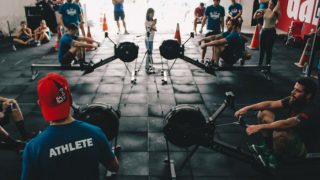 人们在健身房锻炼