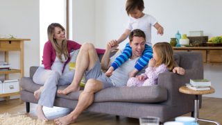 一家人在困难时期和平共处,共度美好时光