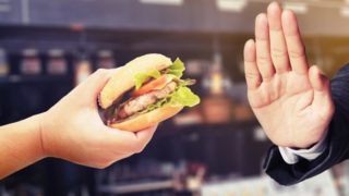 另一个男人在咖啡馆的快速过程中没有说,一名男子被提供美味的汉堡