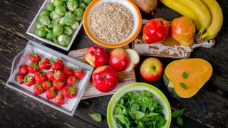 富含纤维的食物,如燕麦、水果、蔬菜和木瓜