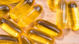 木制柜台上黄色胶囊的特写镜头