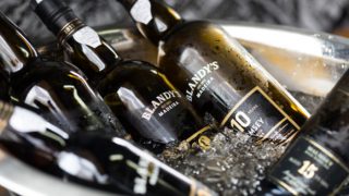 一桶充满了布兰迪的马德拉酒