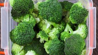 新鲜的花椰菜放在塑料容器里