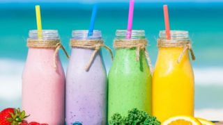 不同种类的水果冰沙的图片