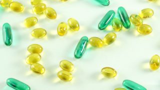 胶囊散落在一个白色的表面