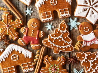 gingerbreadthree 姜饼饼干,像房子一样,男人,圣诞树放在木桌上