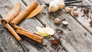 整个香料,如姜根,姜片,香草豆,八角,肉桂在木头上