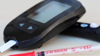 注射器旁边的胰岛素检测仪