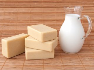 goatmilksoapone 用山羊奶天然制成的肥皂,放在一个用草垫浸泡的平台上
